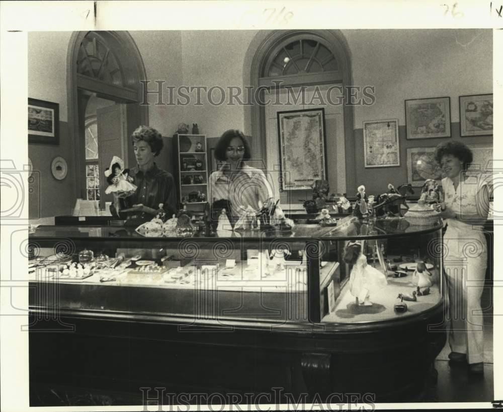 1978 Press Photo Volunteers at the Museum Store in Presbytere check items