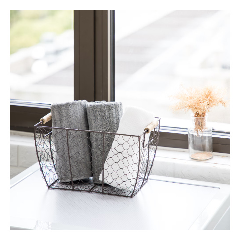Decorative Brown Chicken Wire Basket with Wooden Handles