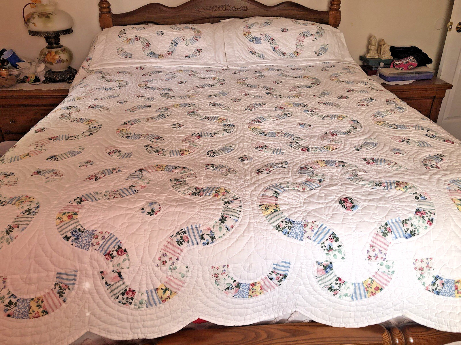 Vintage Arch Double Wedding Ring Quilt Hand Quilted Scalloped Edges w/Shams.