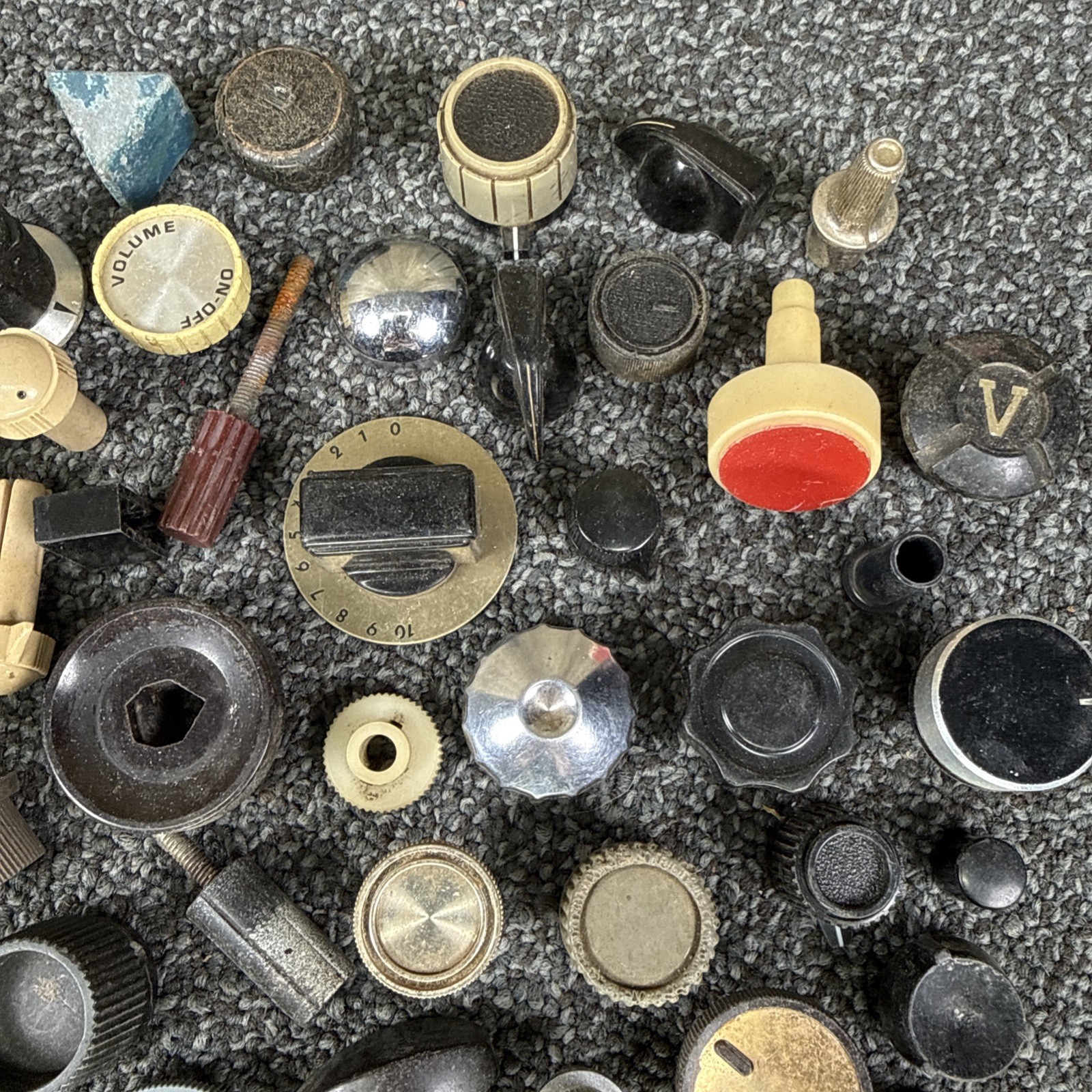 50+ Vintage Radio / TV / Equipment Knobs Used Midcentury Plastic Bakelite LOT02