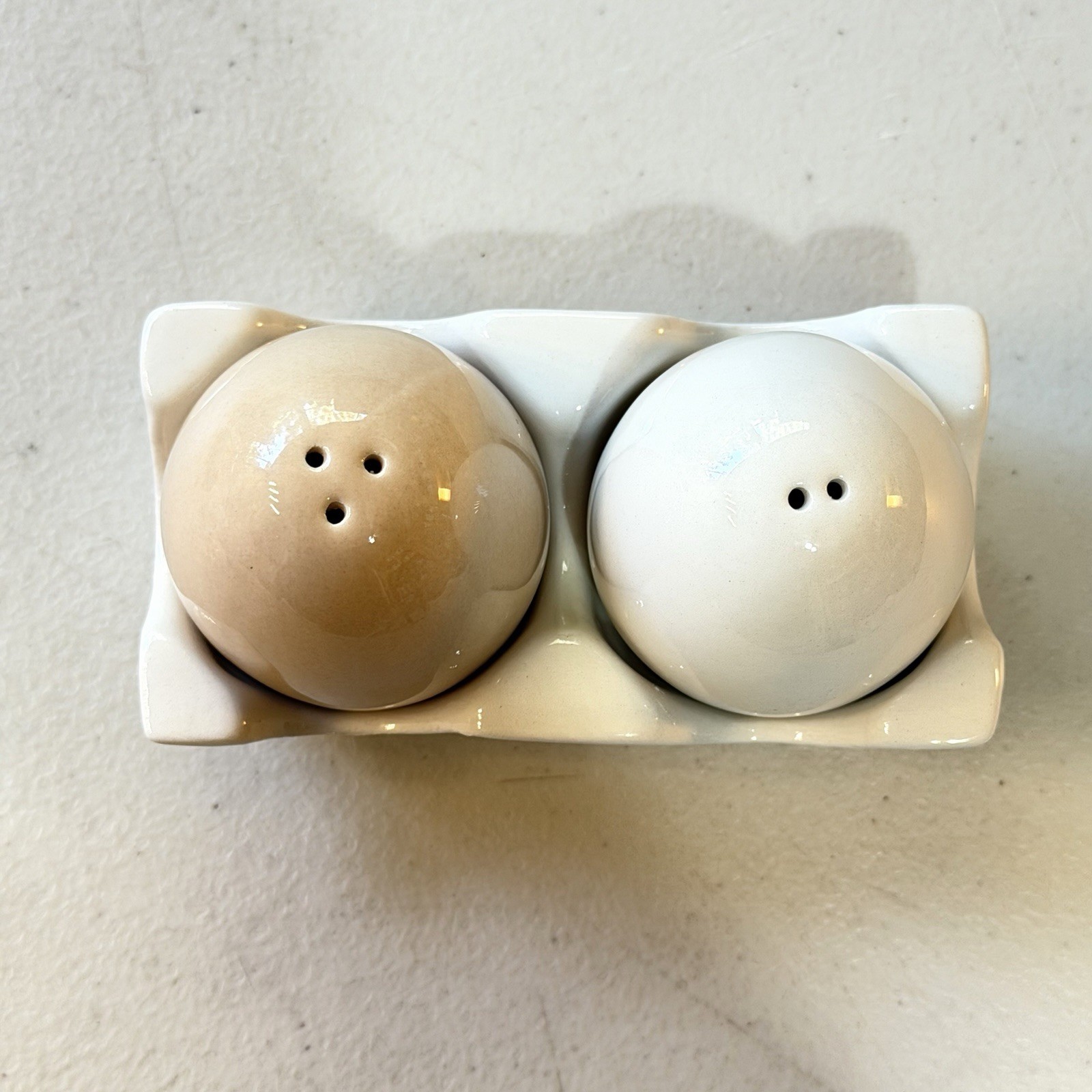 Cracker Barrel Eggs In Carton Salt And Pepper Shakers Set Ceramic Very Cute