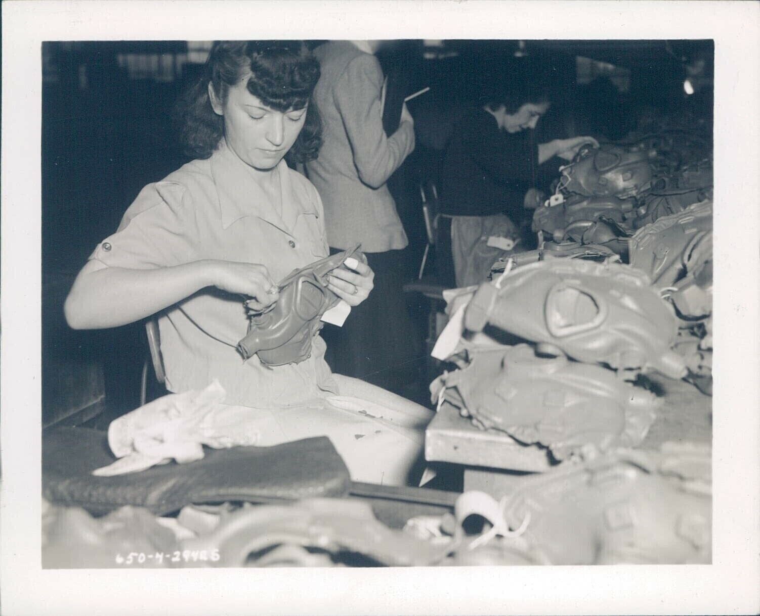 1943 Goodyear Tire Rubber Company Business Women Vintage Newspaper Press Photo