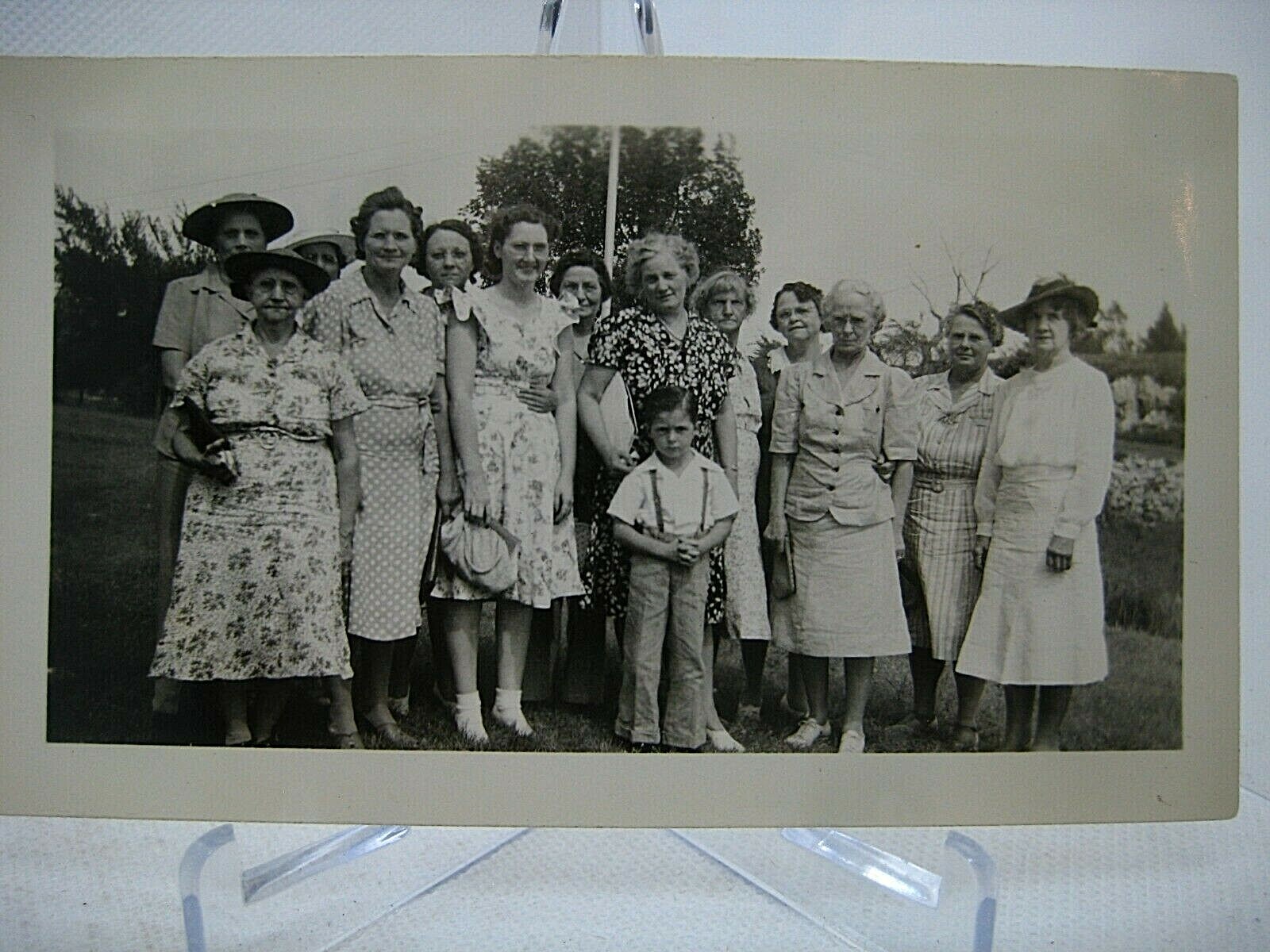 OP440 Original found photo 1930s/40s large family photo hats dresses outside