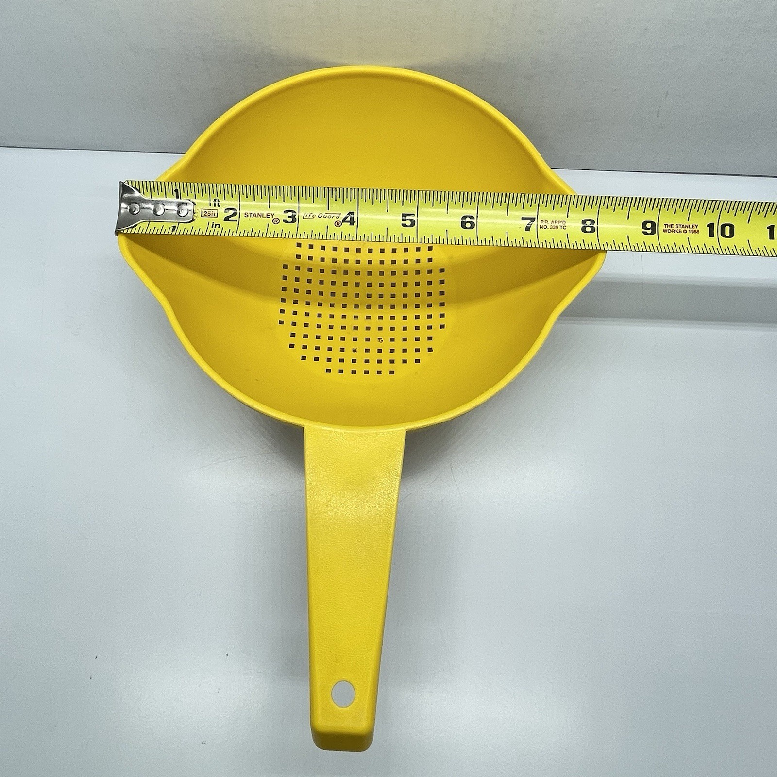 Yellow Tupperware Colander/Strainer Twin Spout Long Handle 1200-9- FLAW