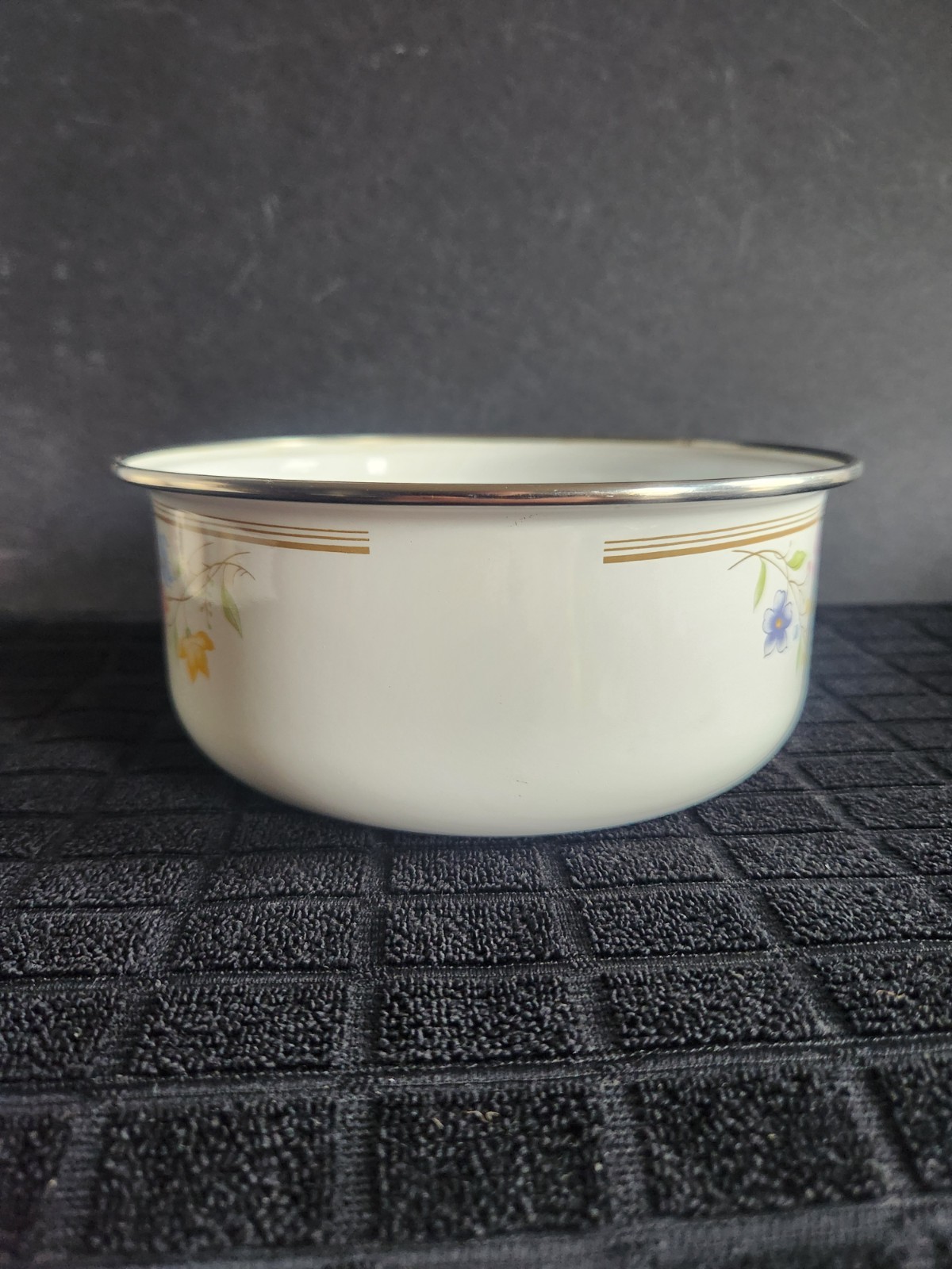 2 Enamelware Nesting Bowls with Multicolored Floral Pattern • 6¾” & 5¾” Diameter