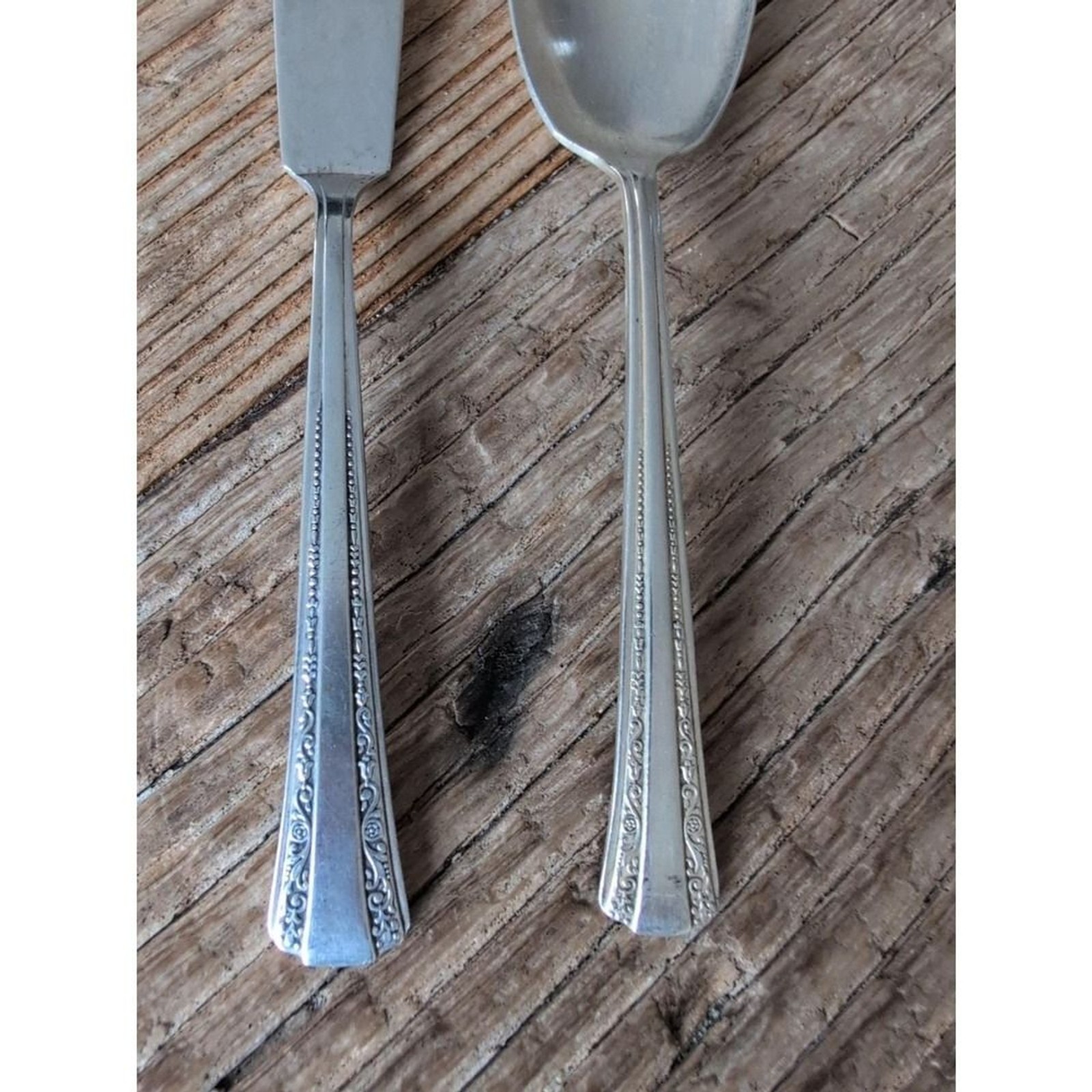 Rogers International Deluxe Silverplate Gracious 1 Butter Knife 1 Soup Spoon