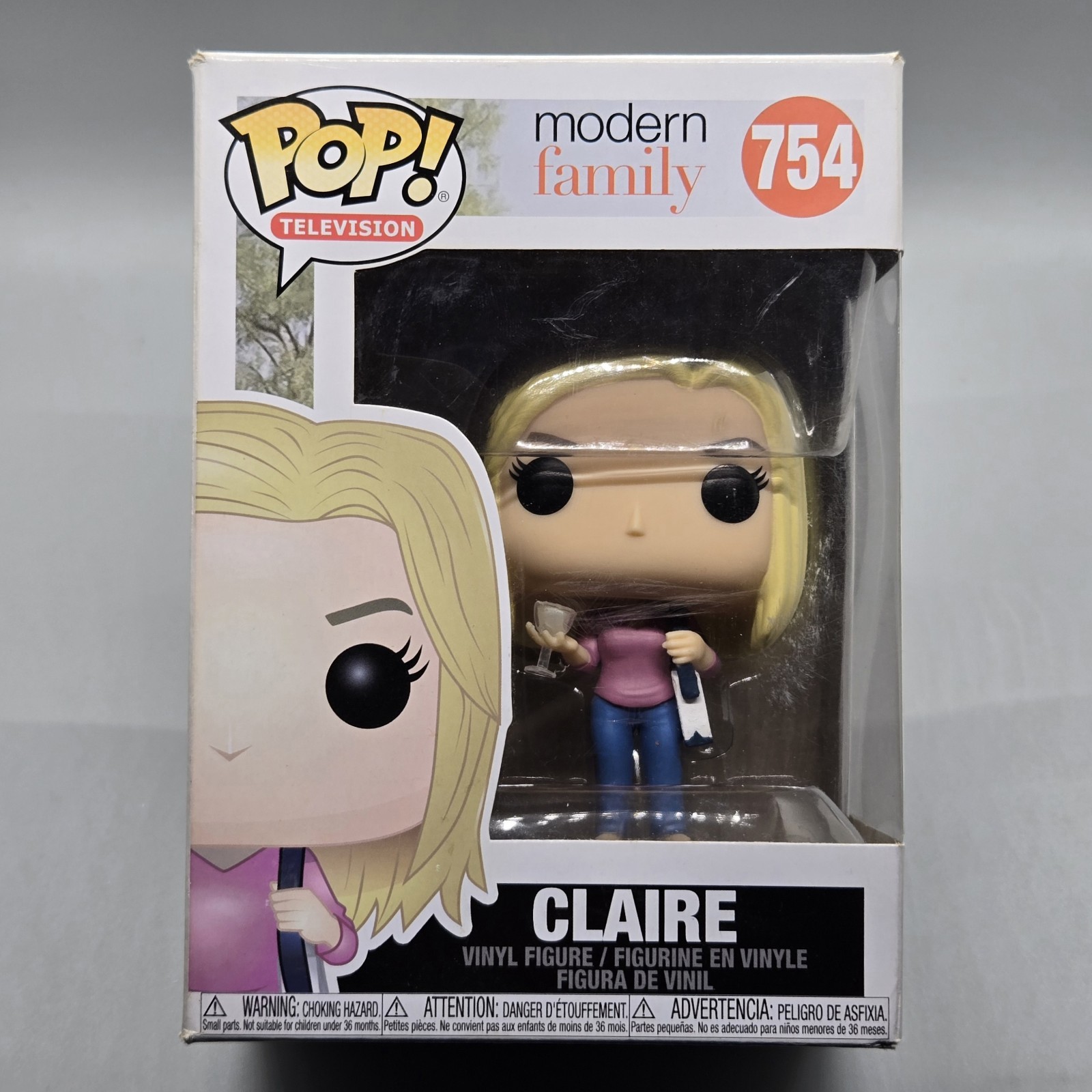 Claire Dunphy #754 ~ Funko Pop Television Modern Family in Protector