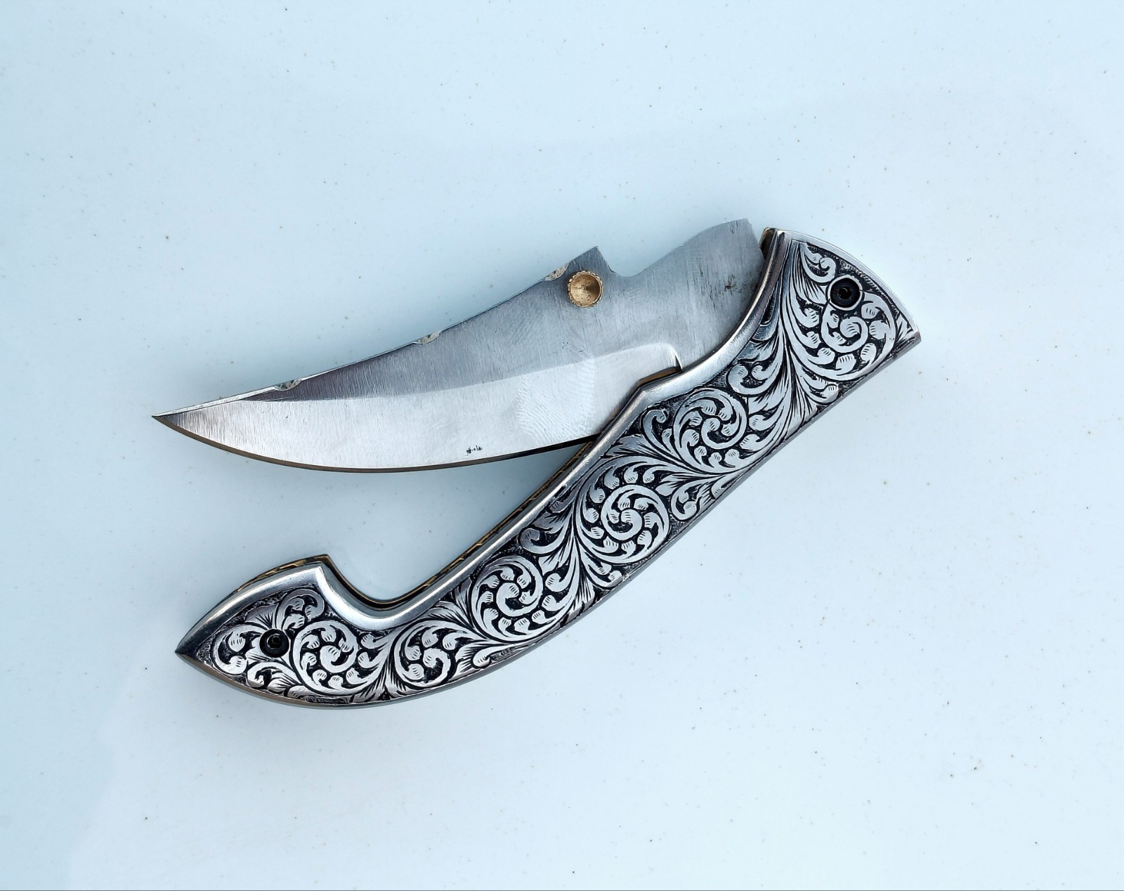 Hand-Engraved Traditional Folding Knife – Manual Open, Artisan Craft