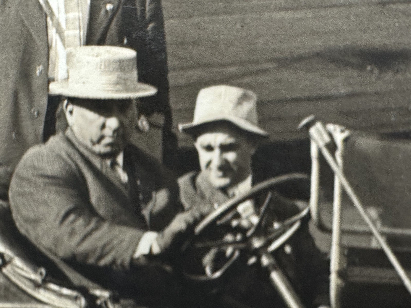 ANTIQUE PACIFIC NORTHWEST IMAGE: AUTOMOBILE WITH 7 MEN IN TOWN FP433