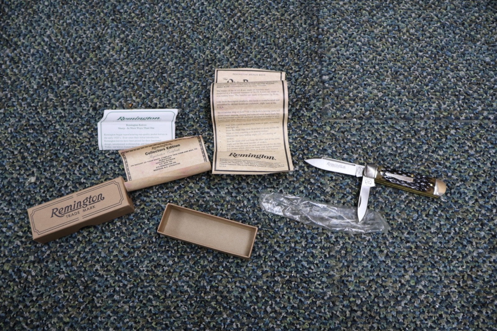 USA 2004 Remington R-103B OLD RELIABLE Bullet Knife Jigged Bone w/ Papers & Box