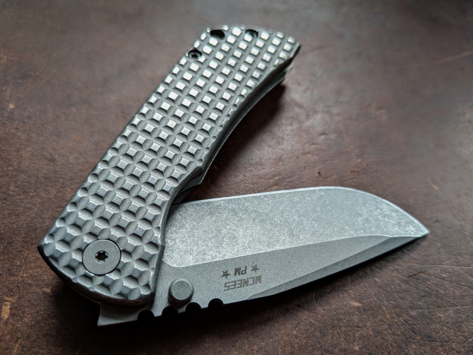 McNees PM Mac 2 3″ – 2-Tone Frag Titanium Handles, Stonewashed Magnacut Blade