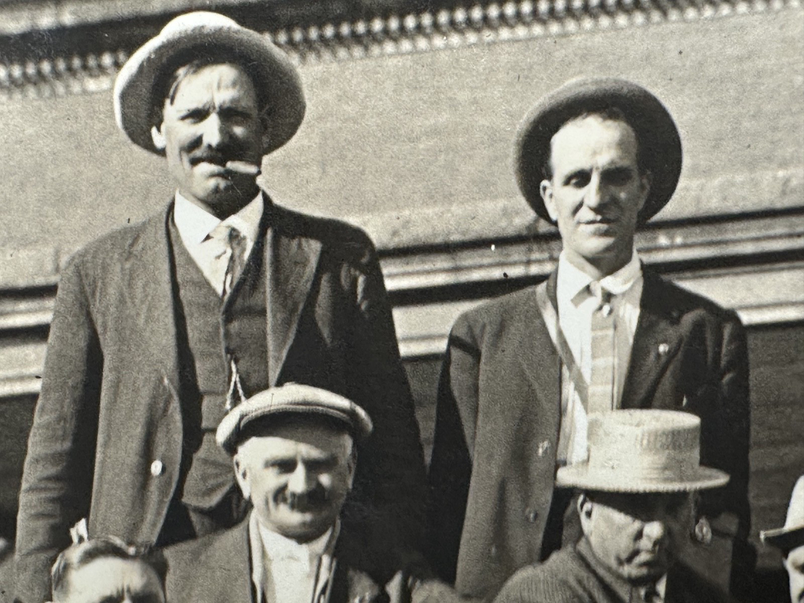 ANTIQUE PACIFIC NORTHWEST IMAGE: AUTOMOBILE WITH 7 MEN IN TOWN FP433