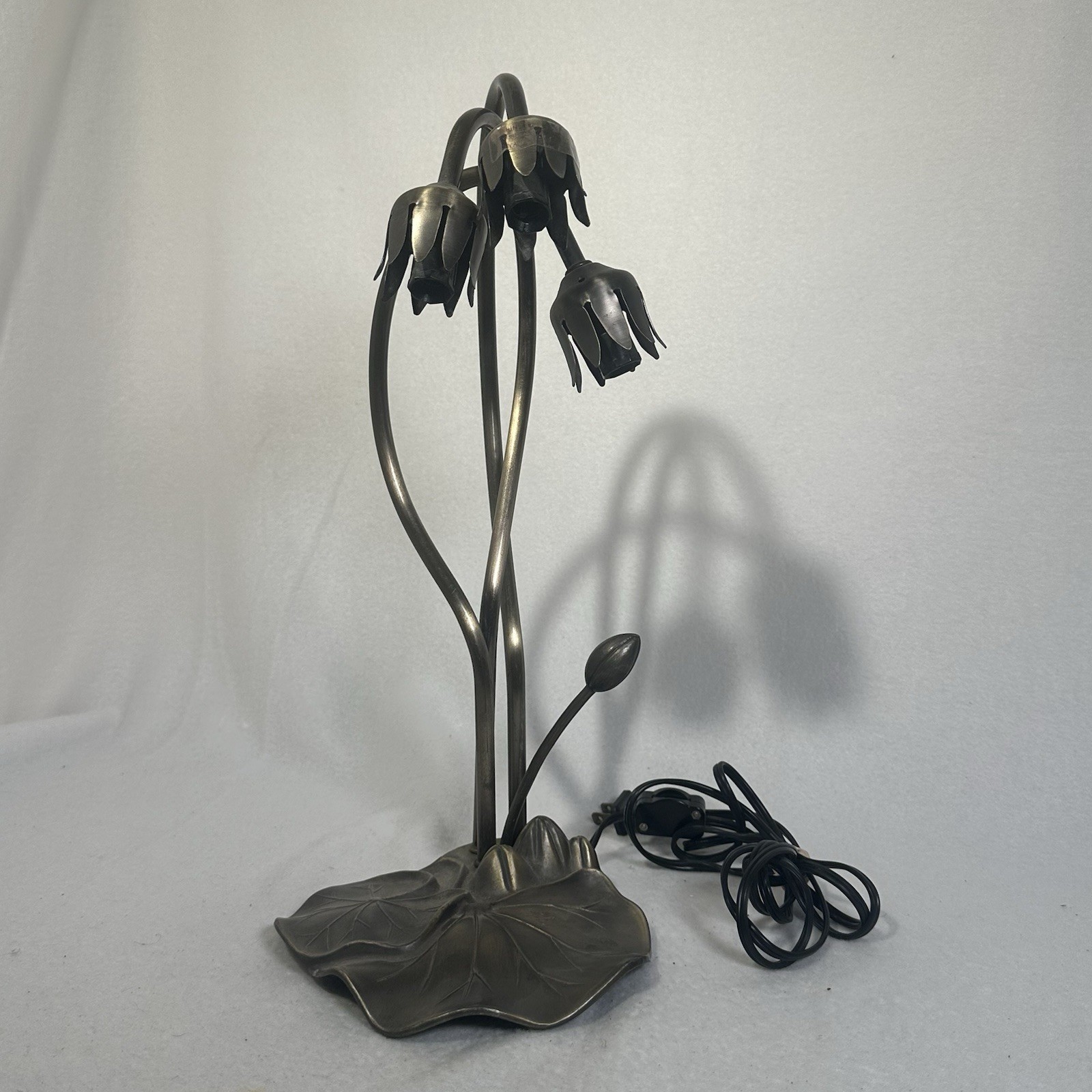 Vtg. Art Nouveau Style 3-Light Lily Pad Table 16” Lamp Shades