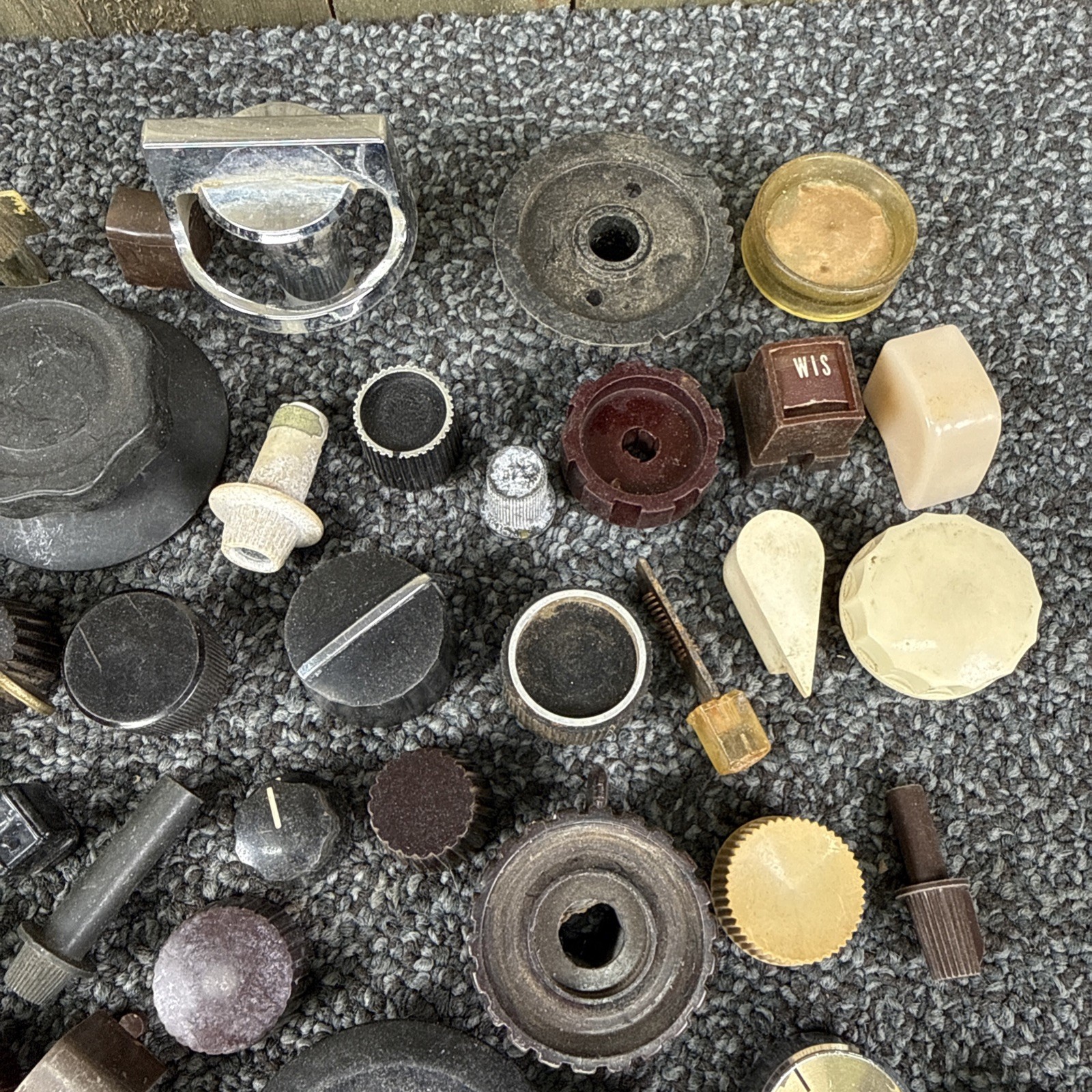 50+ Vintage Radio / TV / Equipment Knobs Used Midcentury Plastic Bakelite LOT 07
