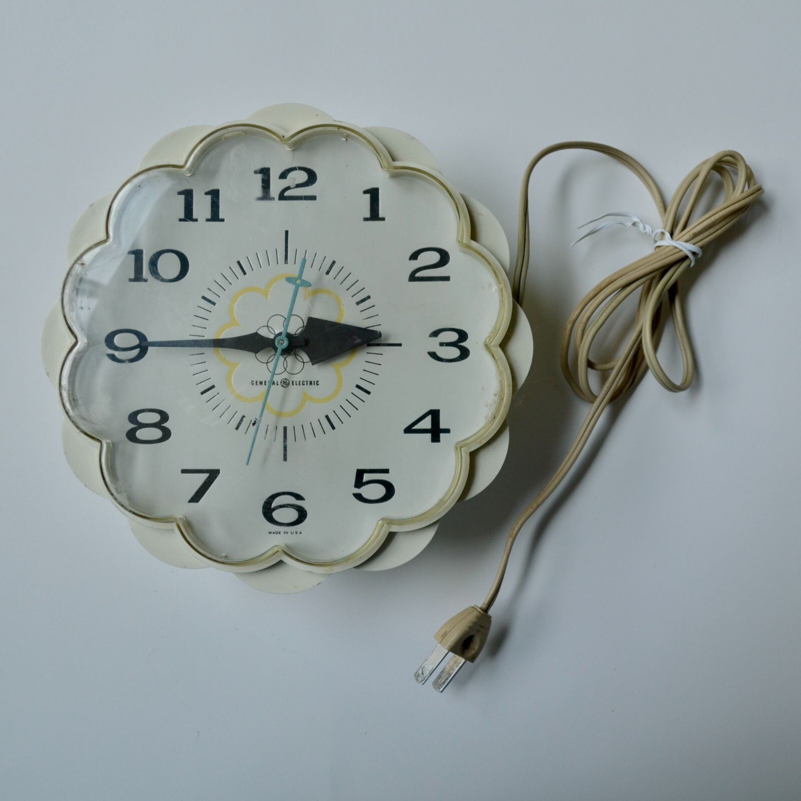 GE General Electric Clock Model 2150 Daisy 1970’s Vintage Electric 7 inch