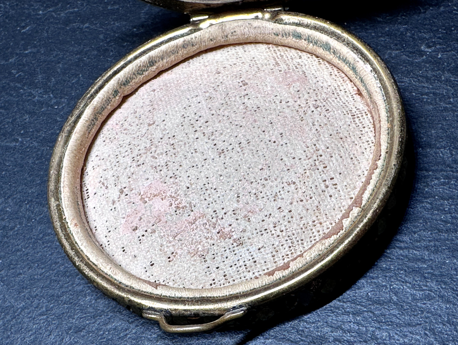 VINTAGE FLORAL NEEDLEPOINT 2.5″ POWDER COMPACT WITH GOLDEN MESH BASE E299