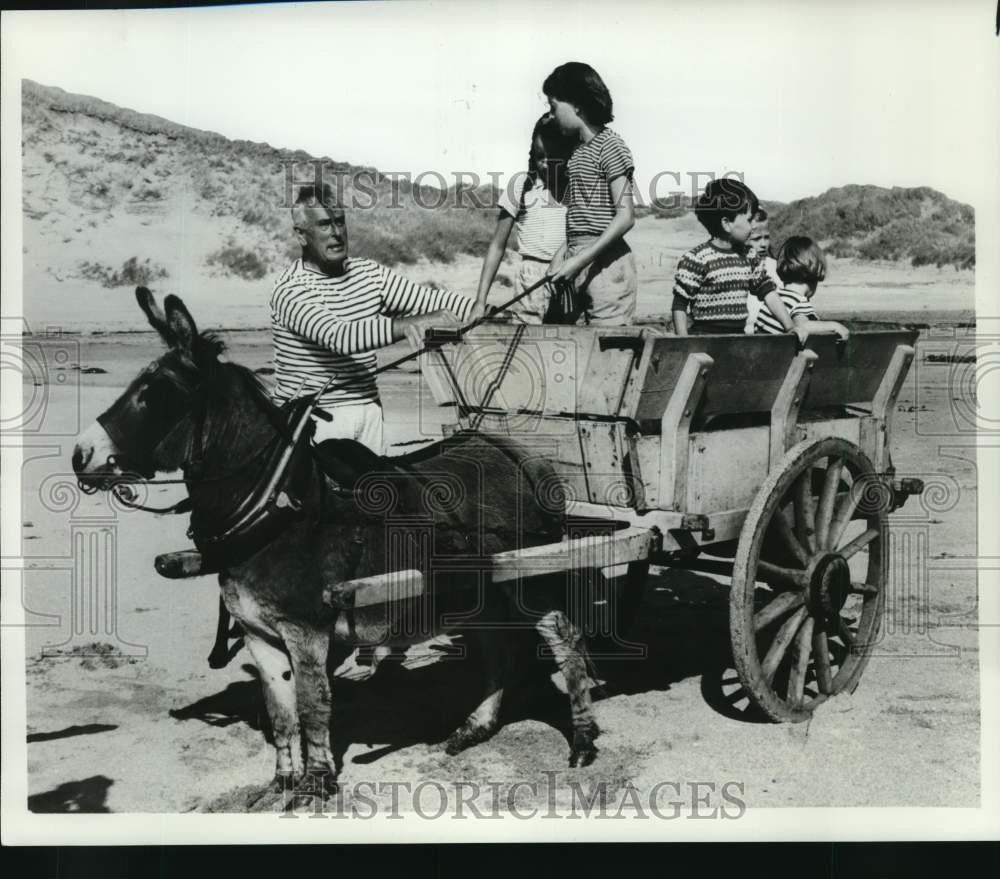1981 Press Photo Lord Mountbatten on holiday with grandchildren at Classiebawn