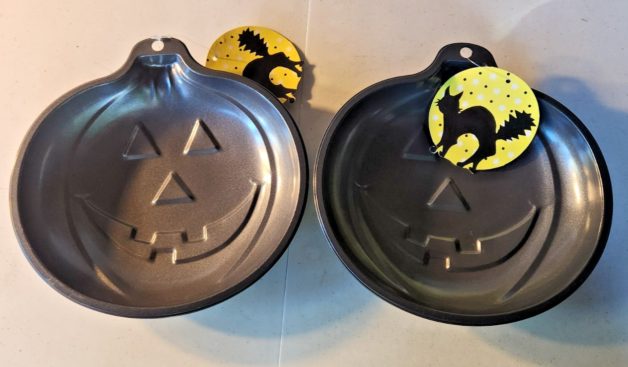 Set of 2 Halloween Pumpkin Jack O’ Lantern Non-Stick Cake Pans (Small 9 x 8) NEW