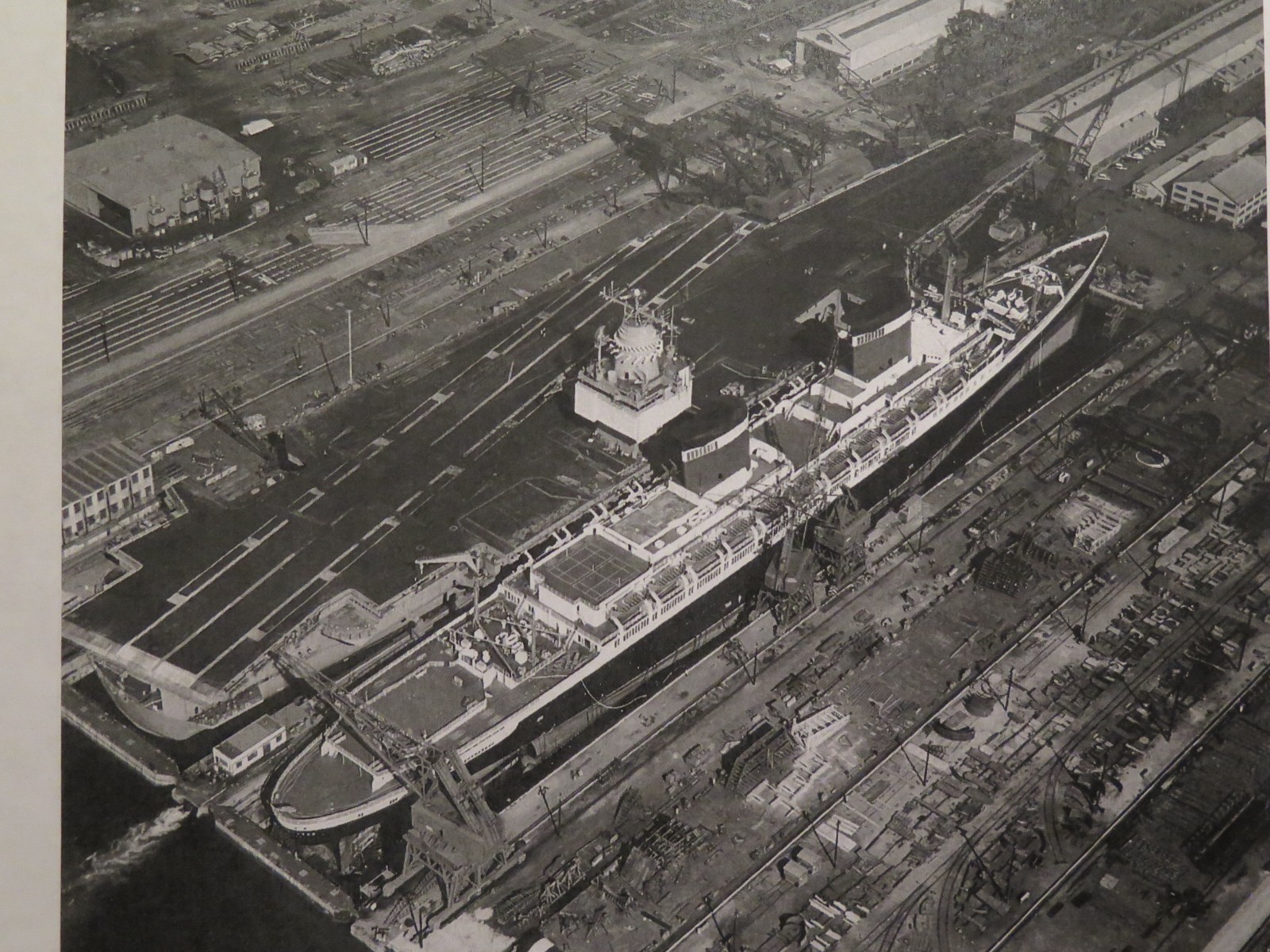 SS UNITED STATES PASSENGER LINER & USNS ENTERPRISE – DRY DOCK