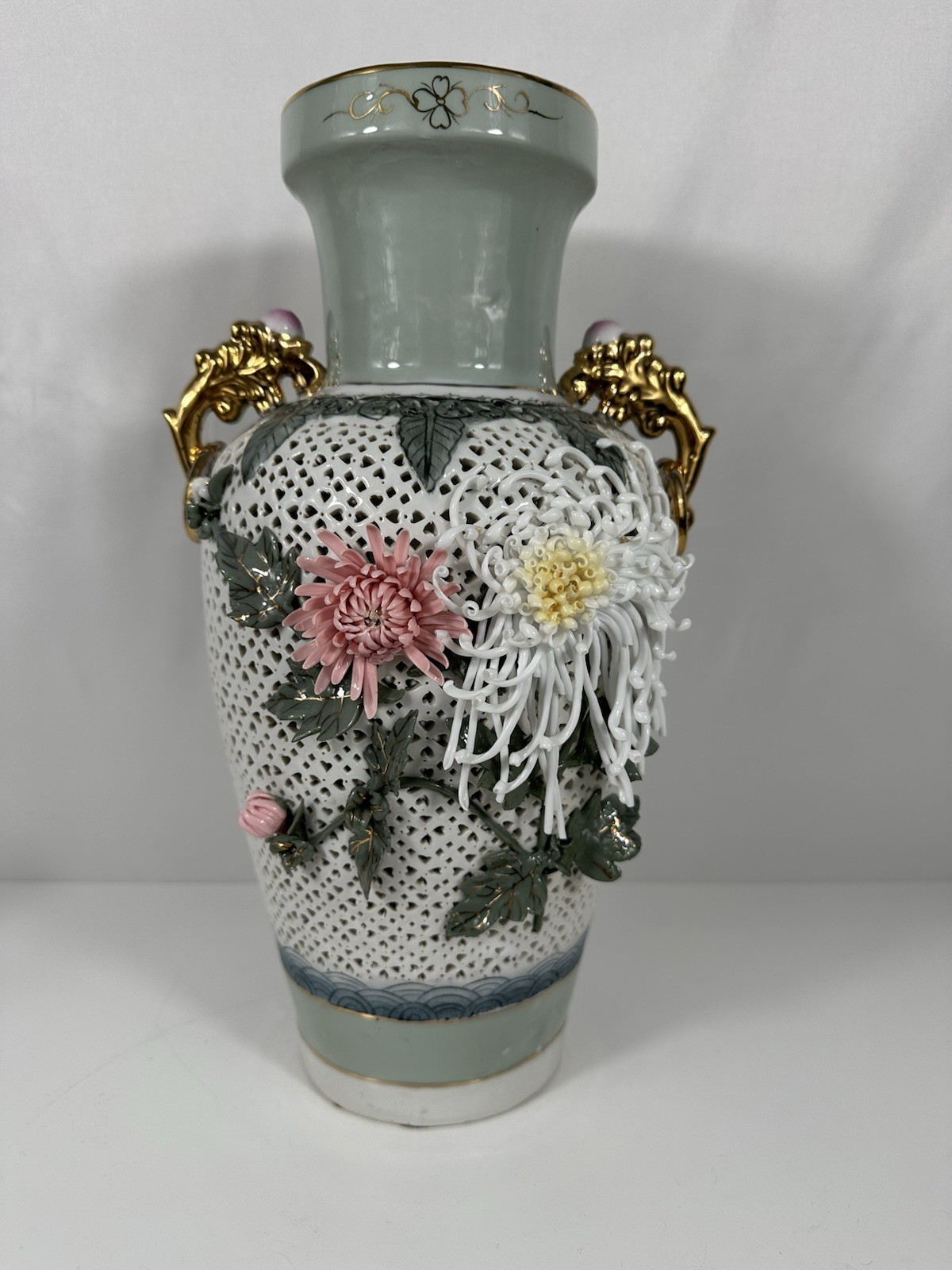 Beautiful Vintage Oriental Victorian Porcelain Pierced Vase Gold Handles Chinese
