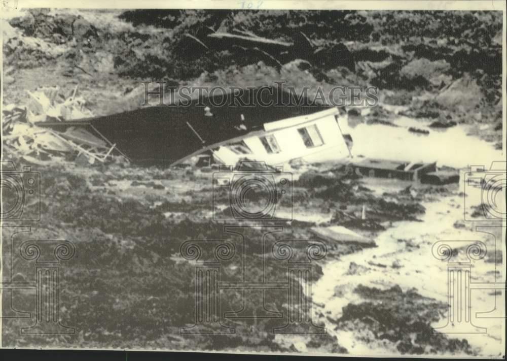 1971 Press Photo Earth slide caused cave-in in Quebec City, Canada – now33995