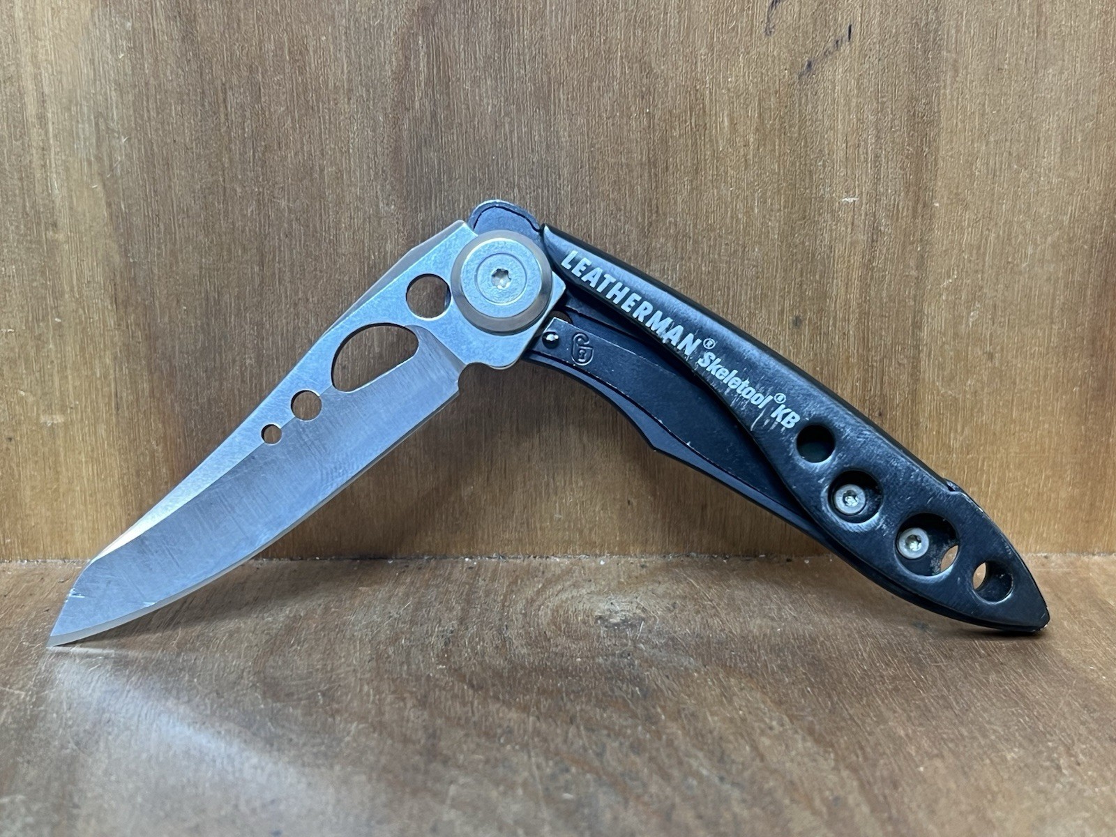 Leatherman Skeletool KB Onyx 420HC Plain Blade w/Bottle Opener USA Excellent!