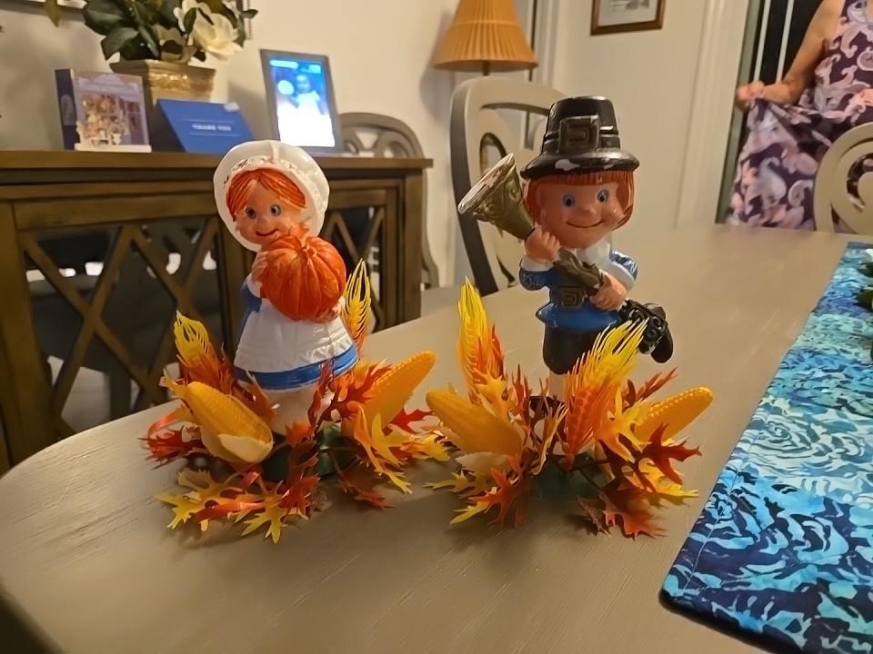 THANKSGIVING Florabelle Plastic 7.5″ Pilgrim Boy & Girl table Decorations OLD