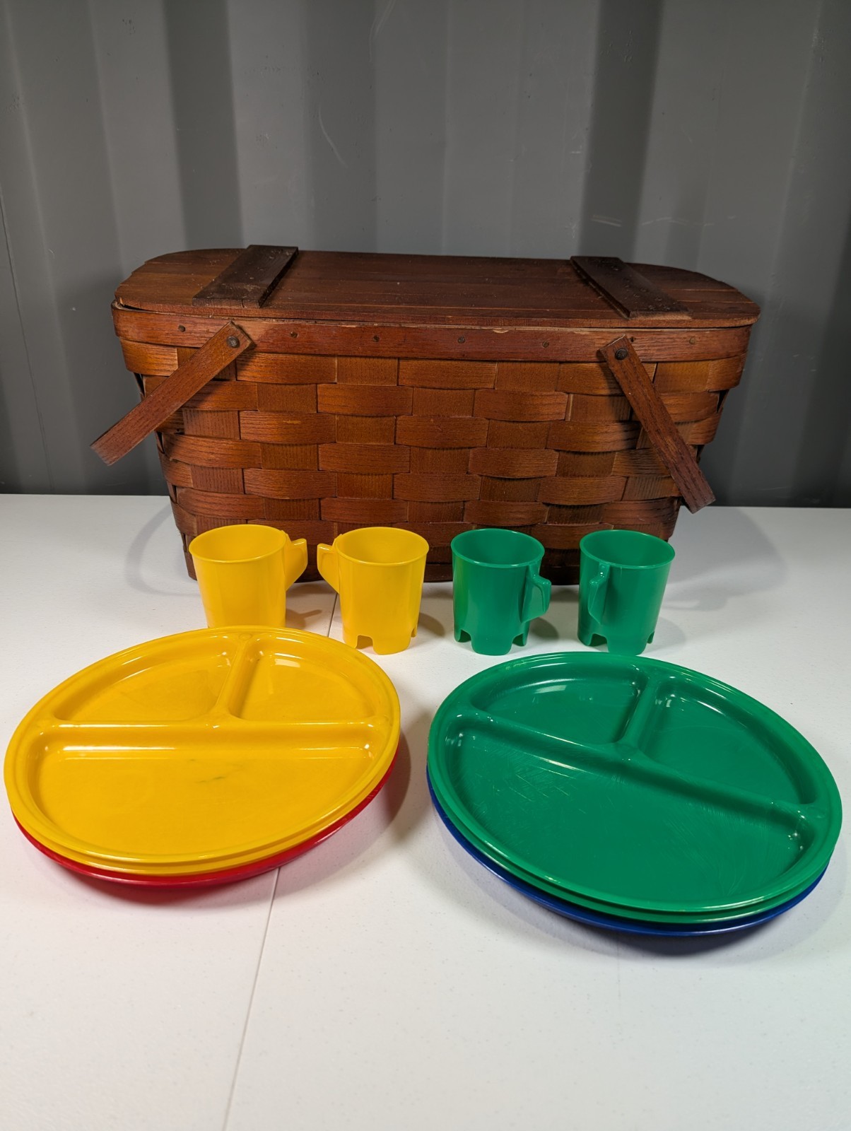 Vintage Jerywil Wov-N-Wood Picnic Basket Set Plates Cups 2 Tier Handles Lid