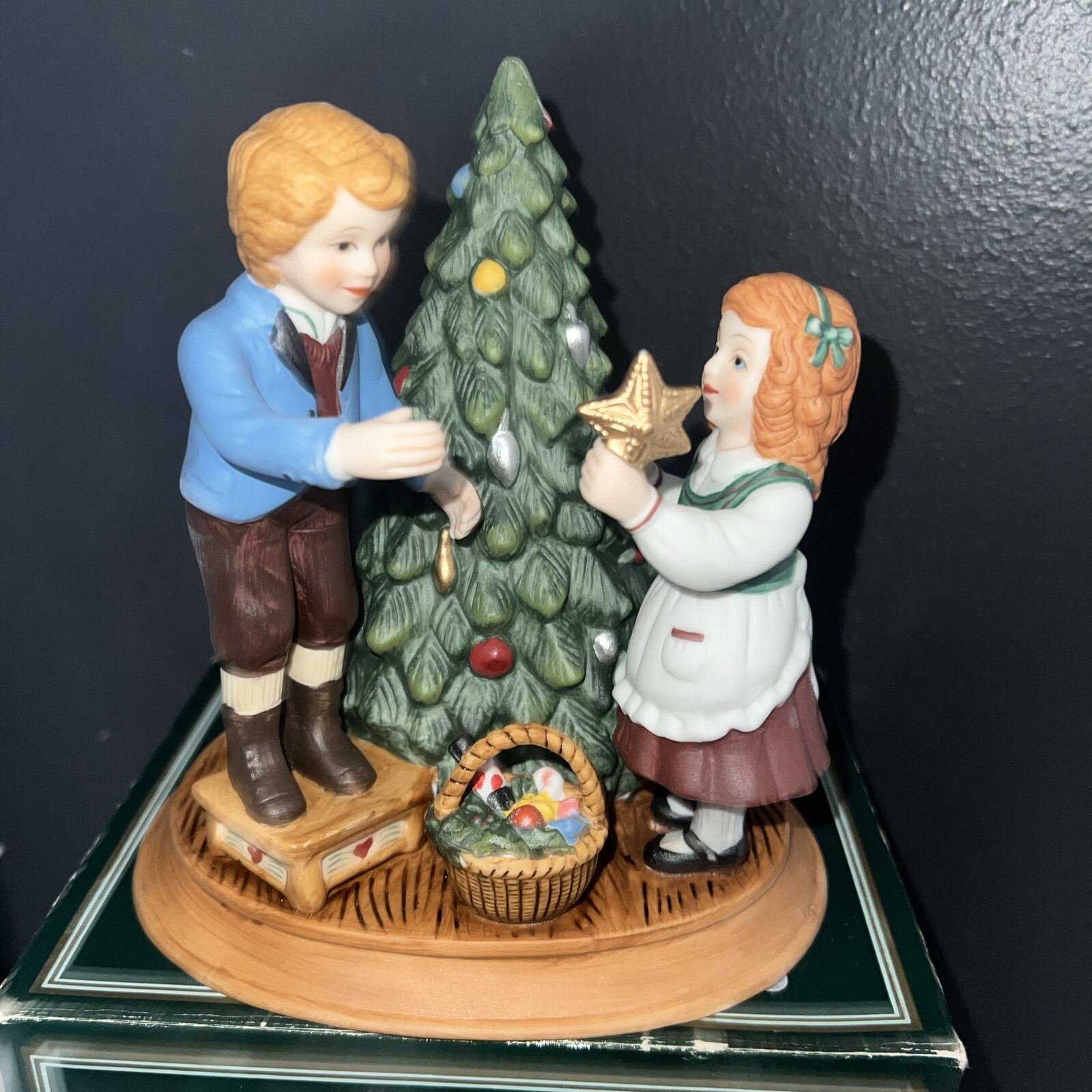 1982 Avon Xmas Memories Keeping the Christmas Tradition Porcelain Figurine VTG