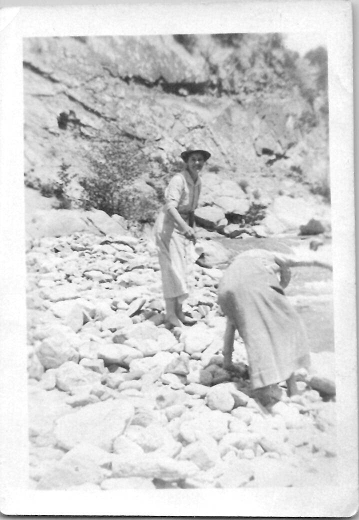 Beautiful Adventurous Women Exploring Rocks Nature Americana 1910s Vintage Photo