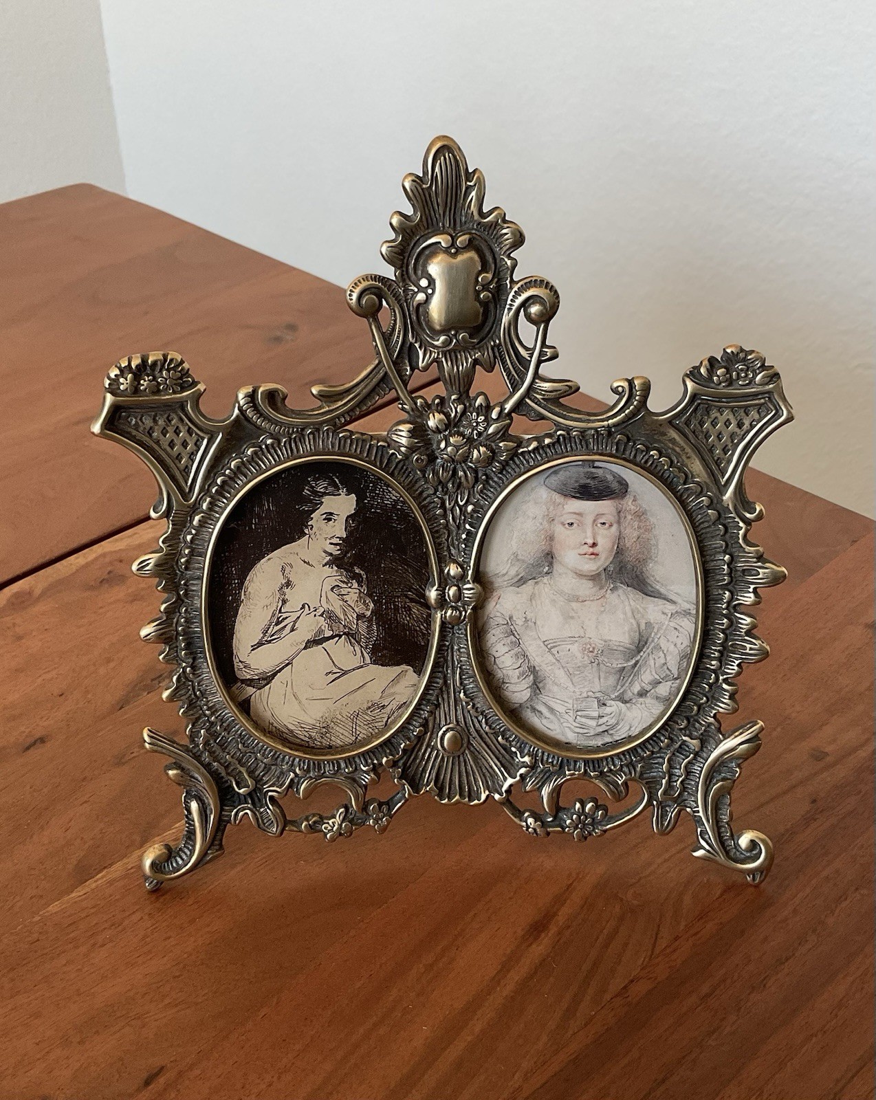 Ornate Picture Frame – Brass Victorian, Style Double Oval 11″ H× 10″W 3″x5″ Pics