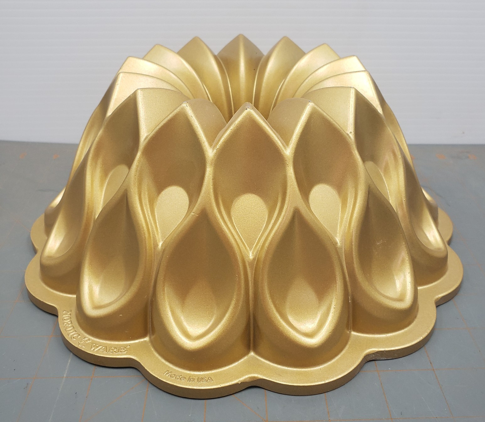Nordic Ware Gold Crown Cast Aluminum Bundt Cake Pan 10 Cup 2.4L