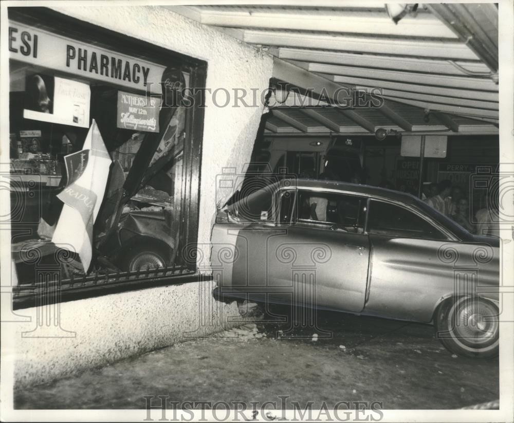 1988 Press Photo Accidents- Car carrying three person crashed into Pharmacy.