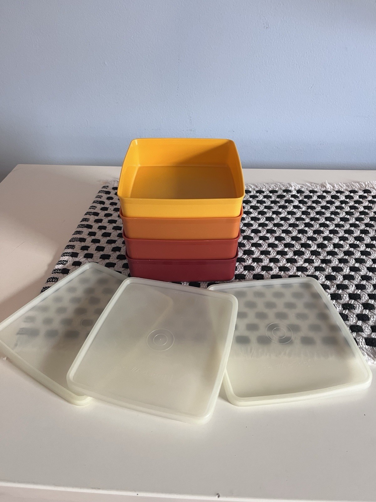 4 vintage Tupperware Sandwich Keepers 670 harvest colors with 3 lids – clear