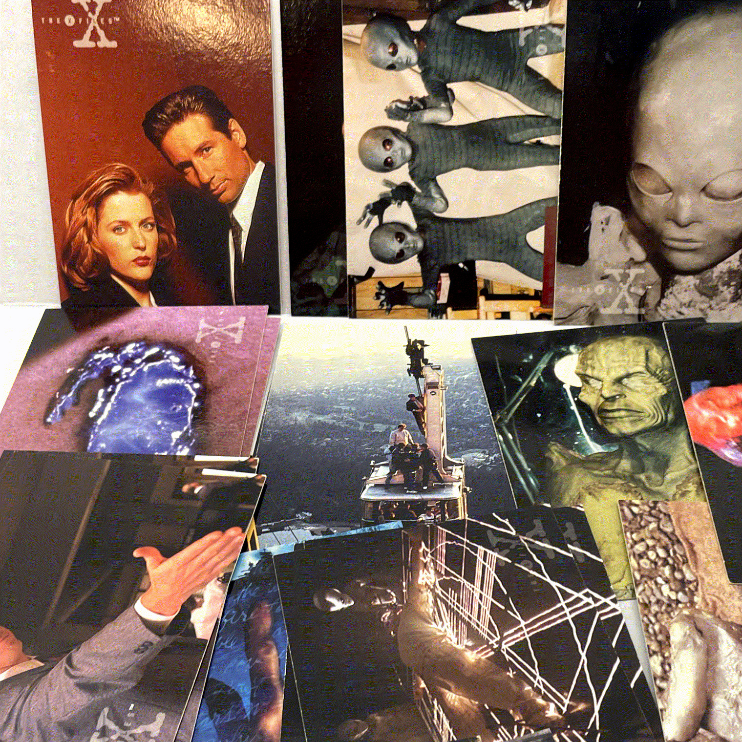 The X Files Season 2 1996 Topps Trading Card Lot of 24 Sci-Fi Aliens Monsters