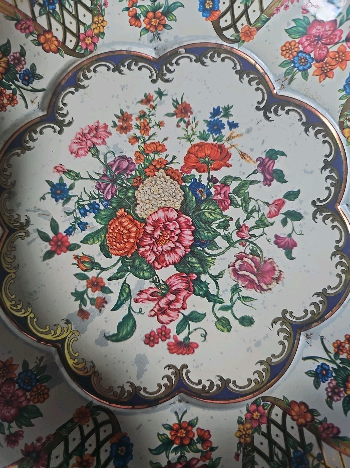 Daher Decorated Ware Round Tin Floral England 16″ 1971