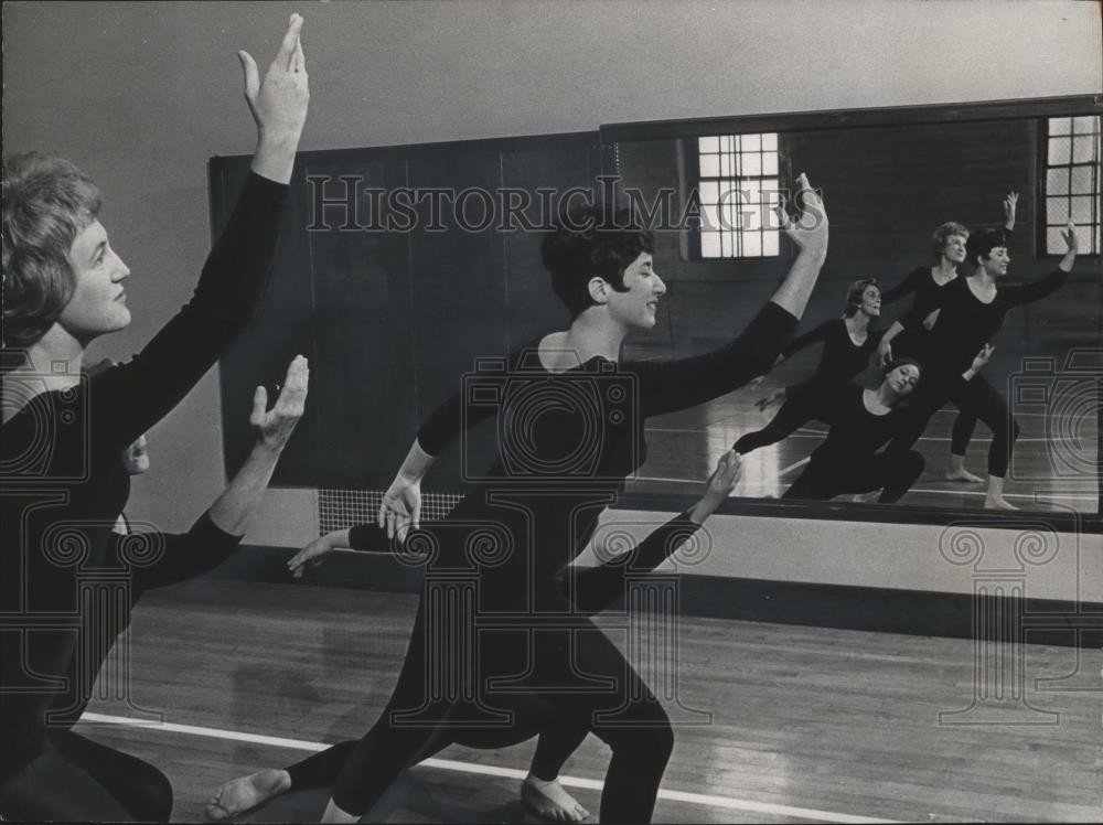 1966 Press Photo Members of Milwaukee Modern Dance council rehearsing