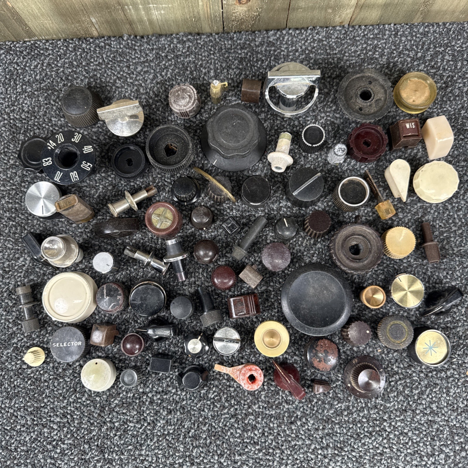 50+ Vintage Radio / TV / Equipment Knobs Used Midcentury Plastic Bakelite LOT 07