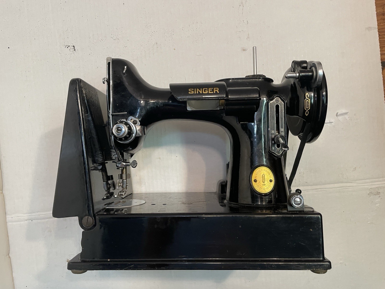 SINGER 221 Featherweight Sewing Machine 1947 W/Case & Access. Good Working Cond.
