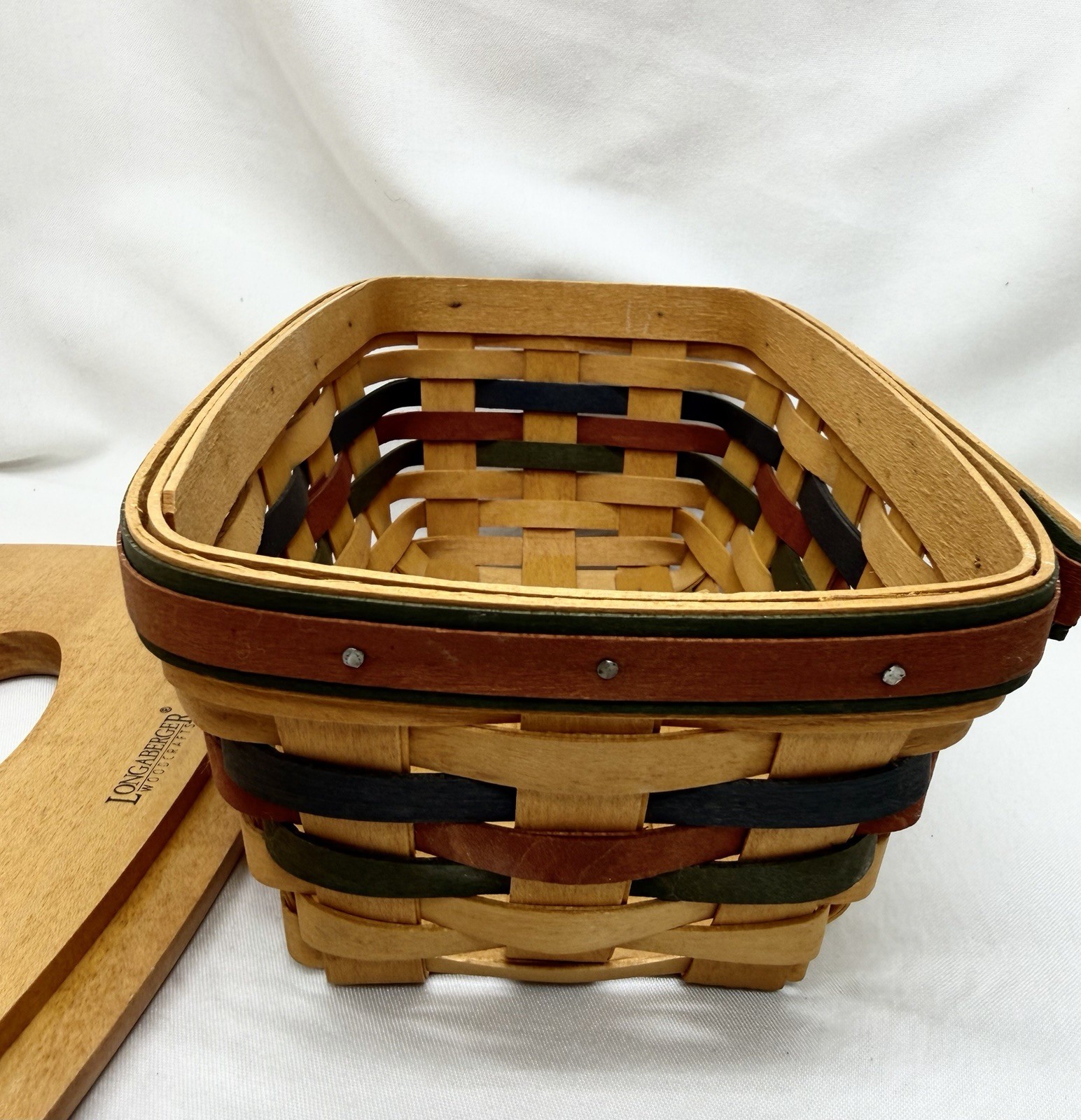 1998 Signed Longaberger Handwoven Bounty Basket Tissue Basket W/lid Looks Great