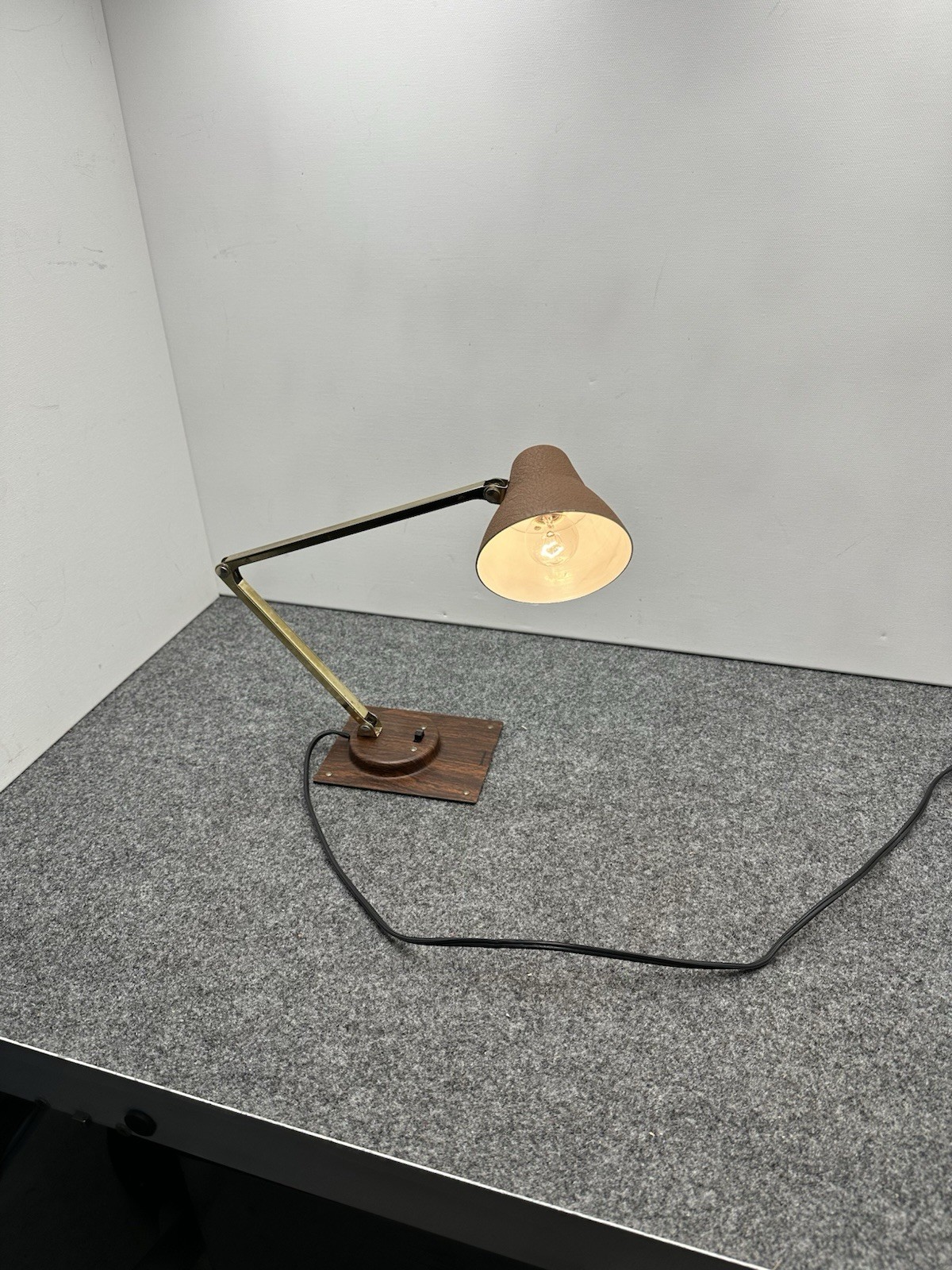 Rare 1960s Tensor Articulated Desk Lamp Lo Profile Woodgrain Base & Brown Shade