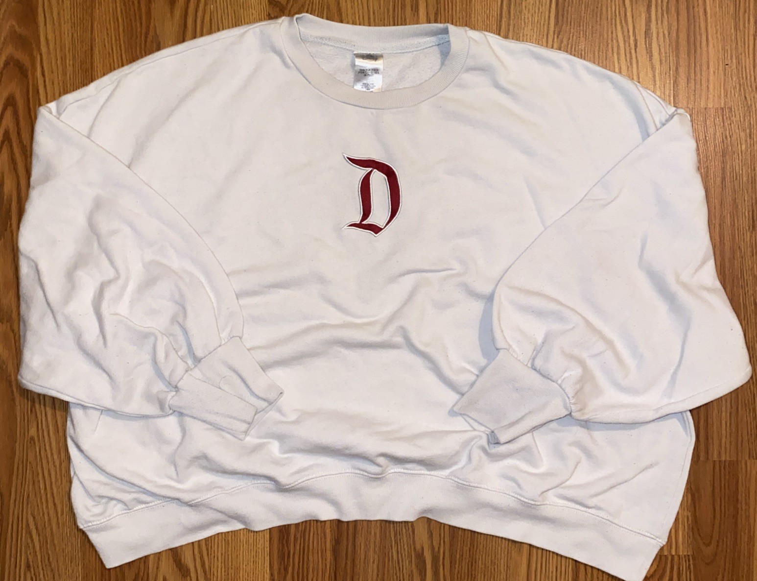 Disneyland Embroidered Cream Pullover Women’s Size XXL Castle Stitched Resort