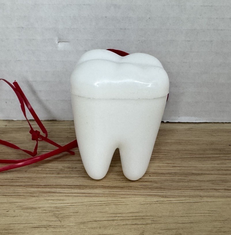 VINTAGE 80S WHITE MOLAR PLASTIC CANDY CONTAINER TOOTH FAIRY BOX EMPTY
