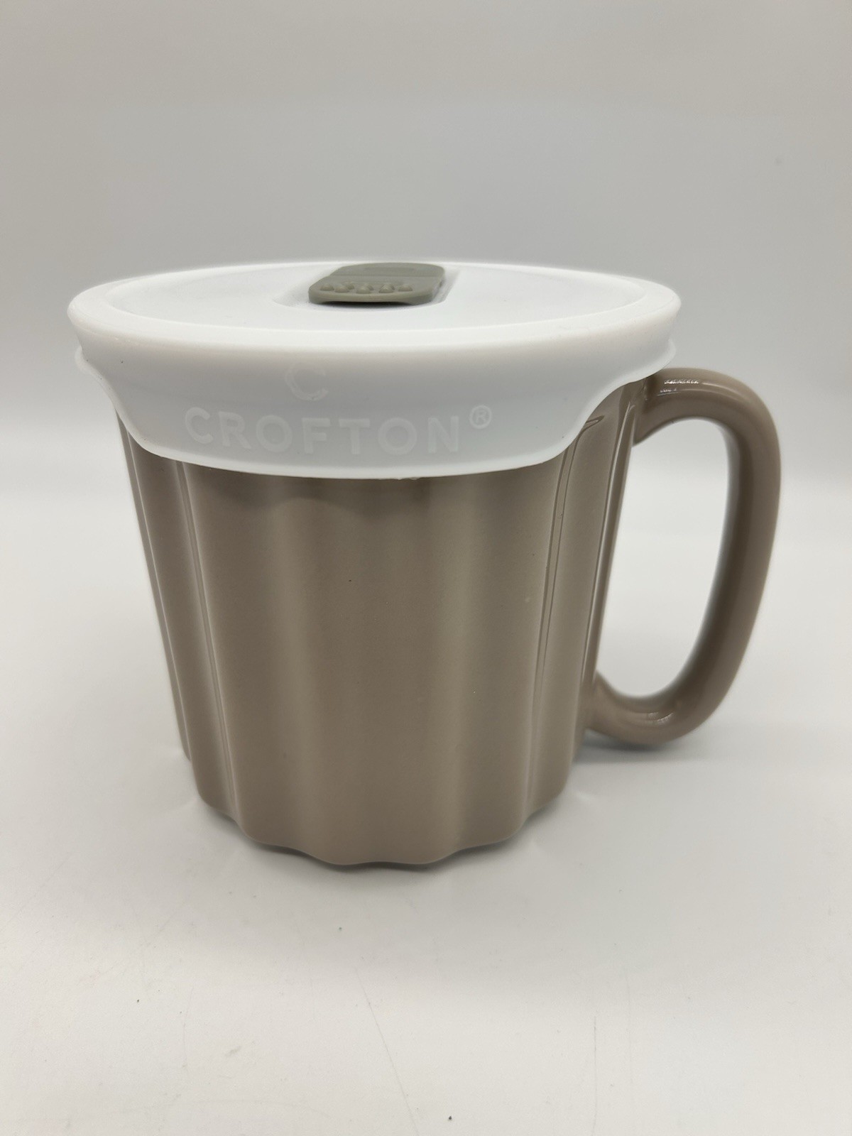 Crofton Stoneware oversized mug w/lid tan 20 fl oz coffee soup tea drink through