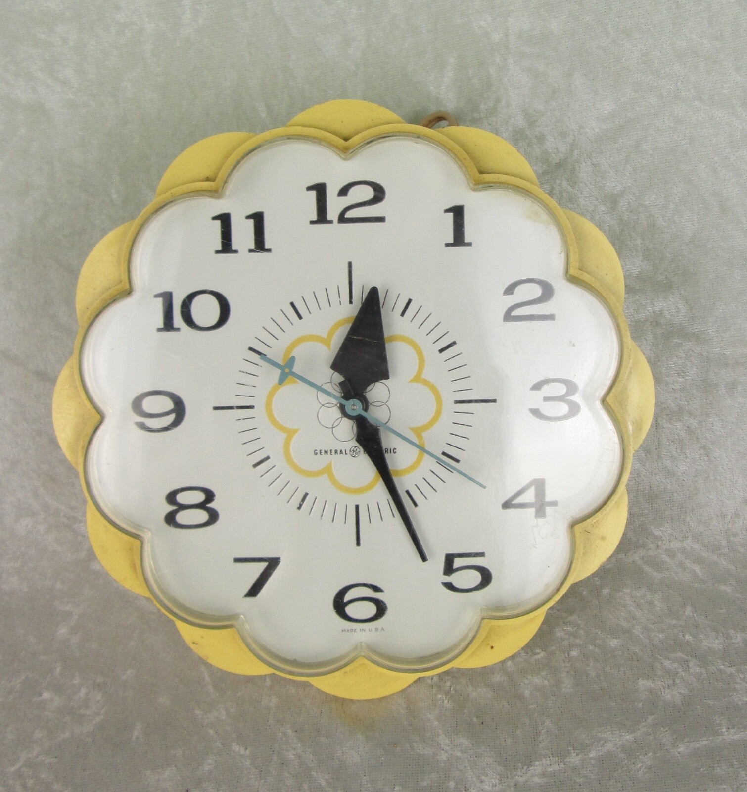 GE General Electric Clock Model 2150 Yellow Daisy 1970’s Vintage Electric 7 inch