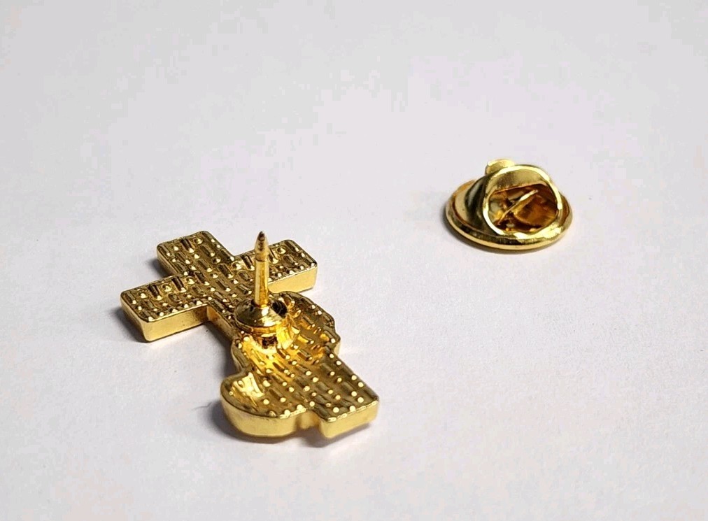 Gold Toned Praying Hands Over Christian White Cross Enamel Lapel Brooch Hat Pin