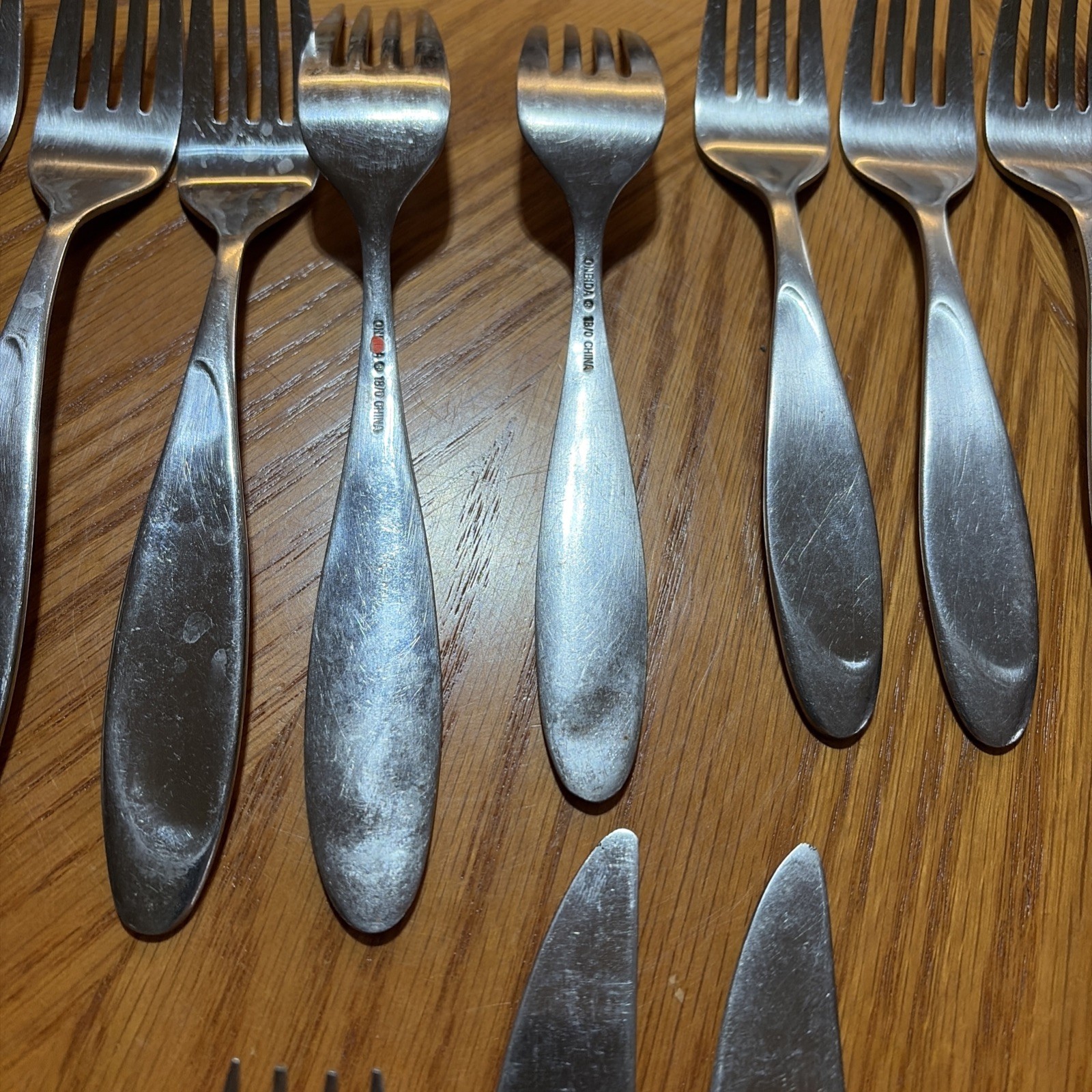 38 Pieces Oneida Stainless China 18/0 8-Dinner 6 Salad Forks 8 Knives 16 Spoons