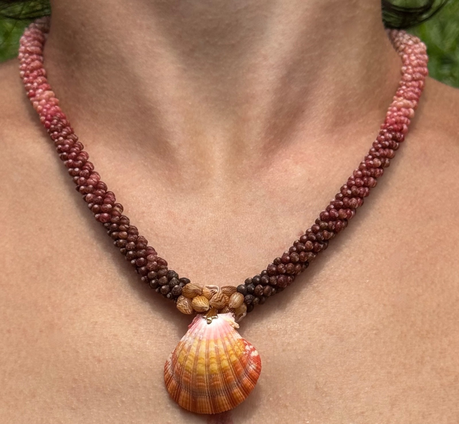 HAWAIIAN 100% NIIHAU SHELL 21 INCH 4 TIE POEPOE W/SUNRISE PENDANT LEI