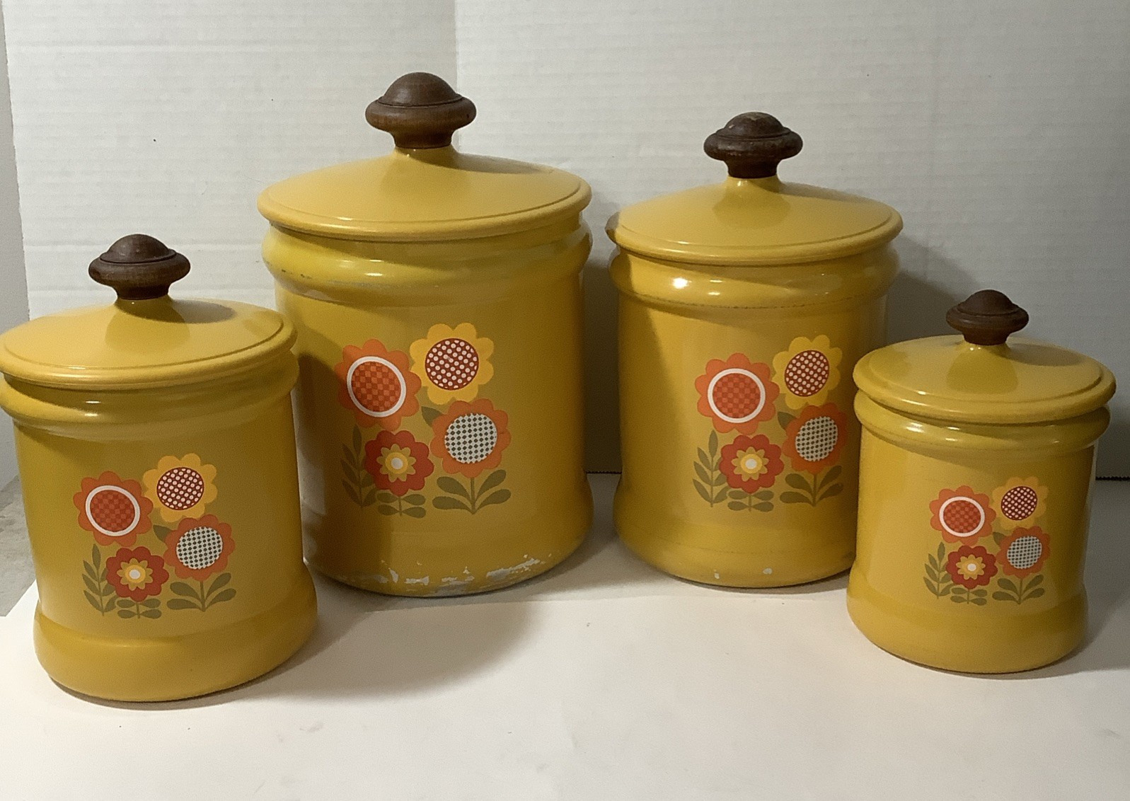Set Of 4 Canisters West Bend Yellow Gingham Daisy Plastic Lids Faux Wood Knob