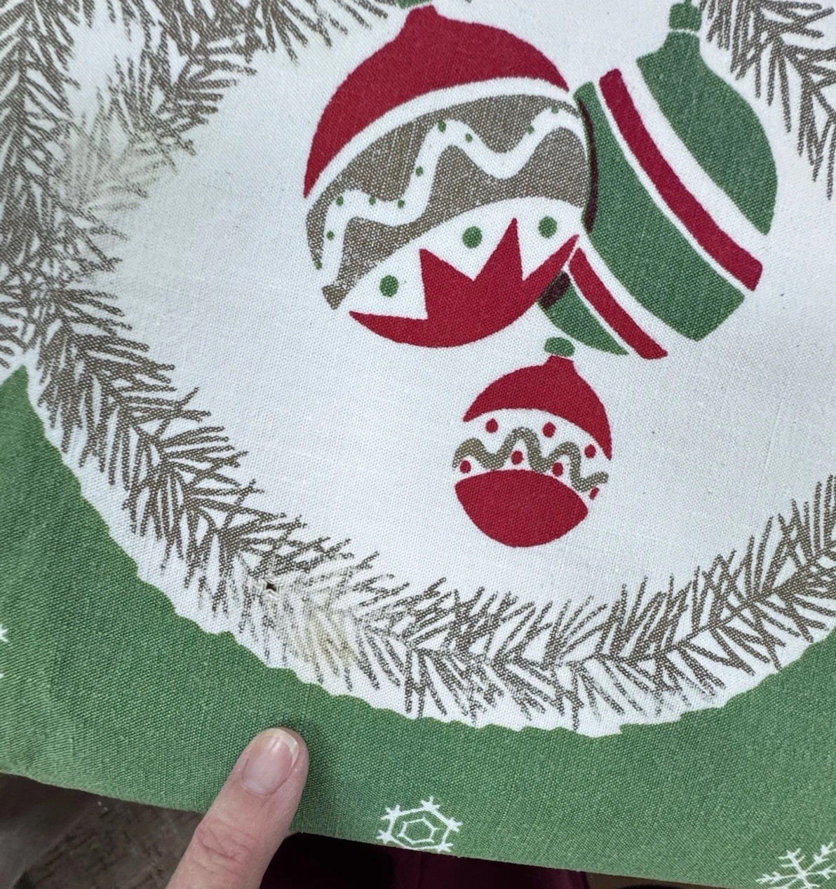 VINTAGE 58 X 72 CHRISTMAS TABLECLOTH POINSETTIAS CANDLES SHINEY BRITES